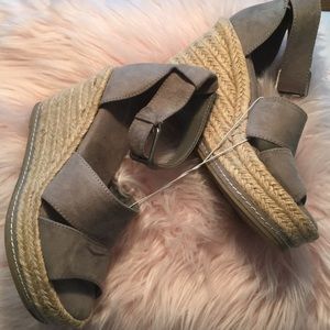 I’m selling sandals